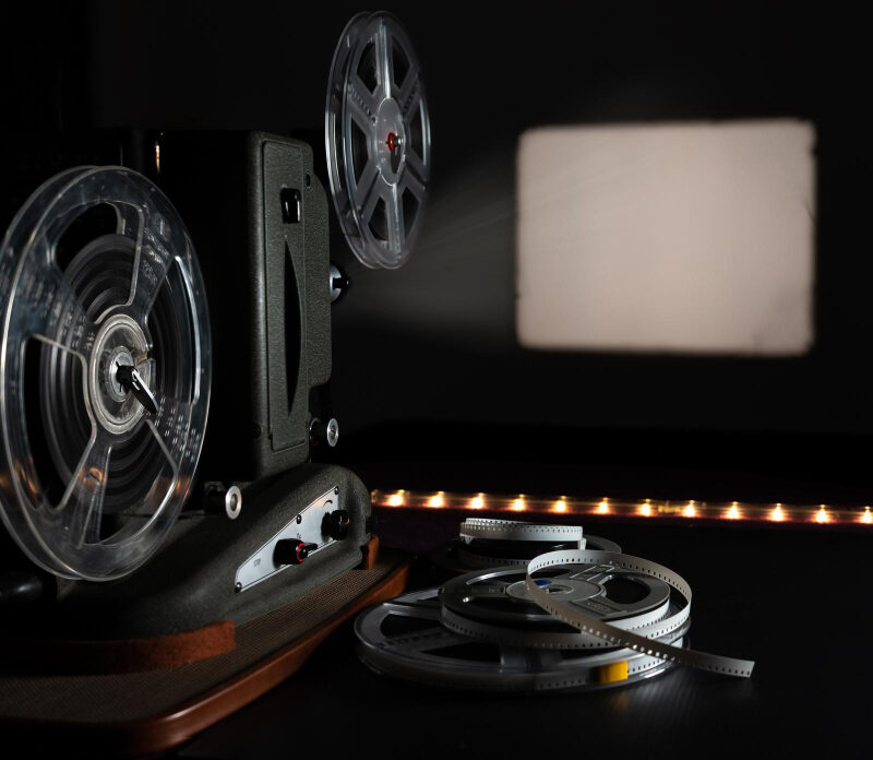 Explora el proceso detrás de la cartelera y cómo las decisiones comerciales influyen en la duración de las películas en el cine.