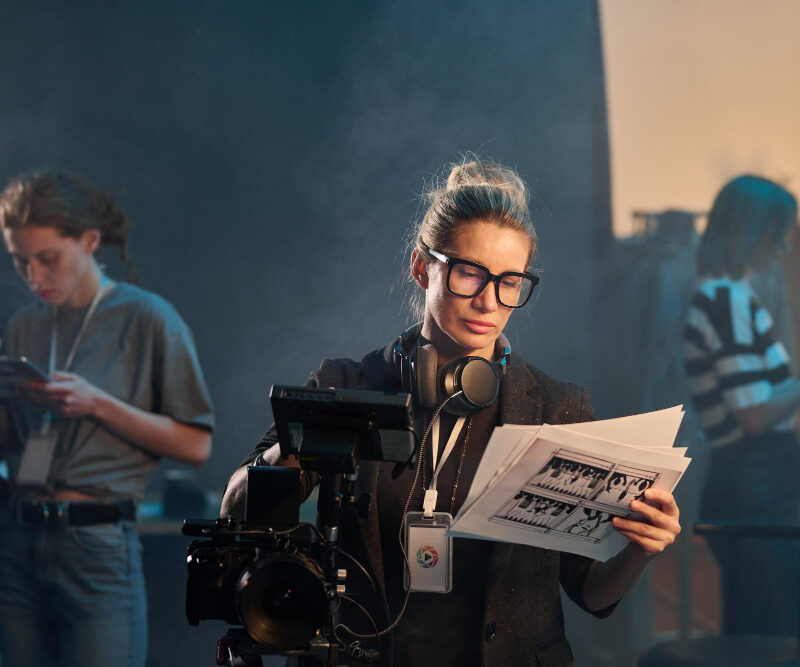 Explora los retos que enfrentan las mujeres directoras independientes en México: financiamiento, exhibición y visibilidad en el audiovisual.