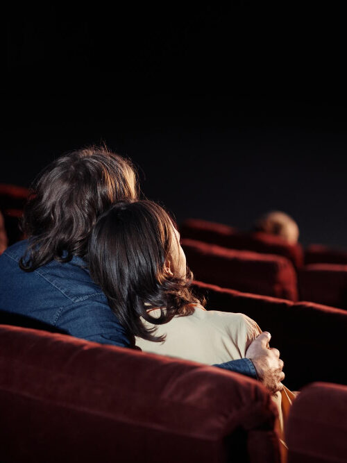 El amor y la amistad han marcado la historia del cine, las series y las telenovelas mexicanas. Descubre cómo construyen narrativas de alto impacto cultural.