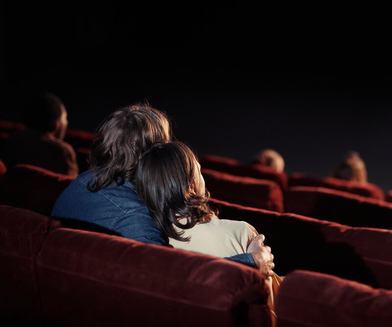 El amor y la amistad han marcado la historia del cine, las series y las telenovelas mexicanas. Descubre cómo construyen narrativas de alto impacto cultural.