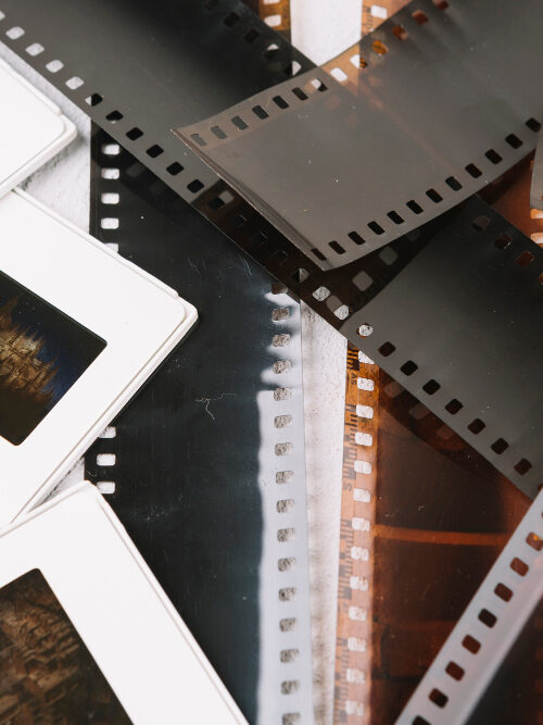 El archivo audiovisual regional resguarda la memoria de las comunidades. Descubre por qué su preservación es fundamental.