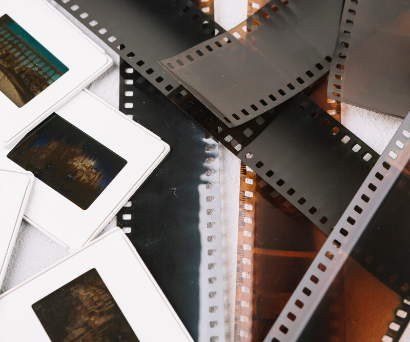 El archivo audiovisual regional resguarda la memoria de las comunidades. Descubre por qué su preservación es fundamental.